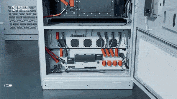 Внутреннее устройство шкафа HyperCube C&I II Plus: батарейные стойки, силовая электроника, кабельная разводка
