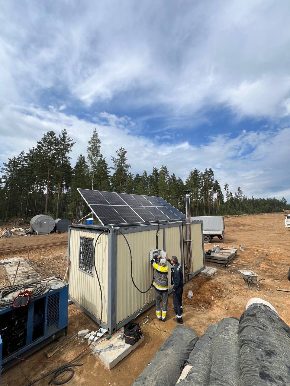 Монтажник SmartEnergy у бытовки КПП на песчаном карьере