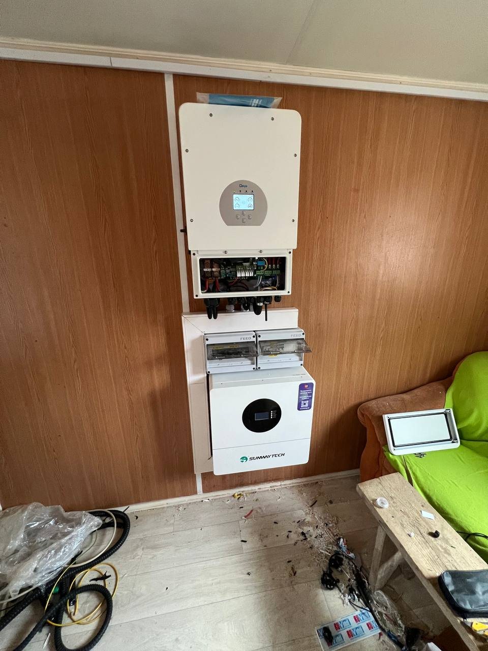 Гибридный инвертор Deye SUN-8K и LFP-накопитель 5,12 кВт·ч на стене внутри бытовки