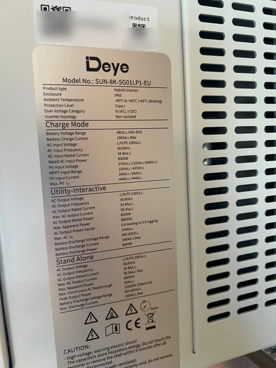 Шильдик инвертора Deye SUN-8K-SG01LP1-EU: гибридный, батарея 40–60 В, нагрузка до 8 кВт