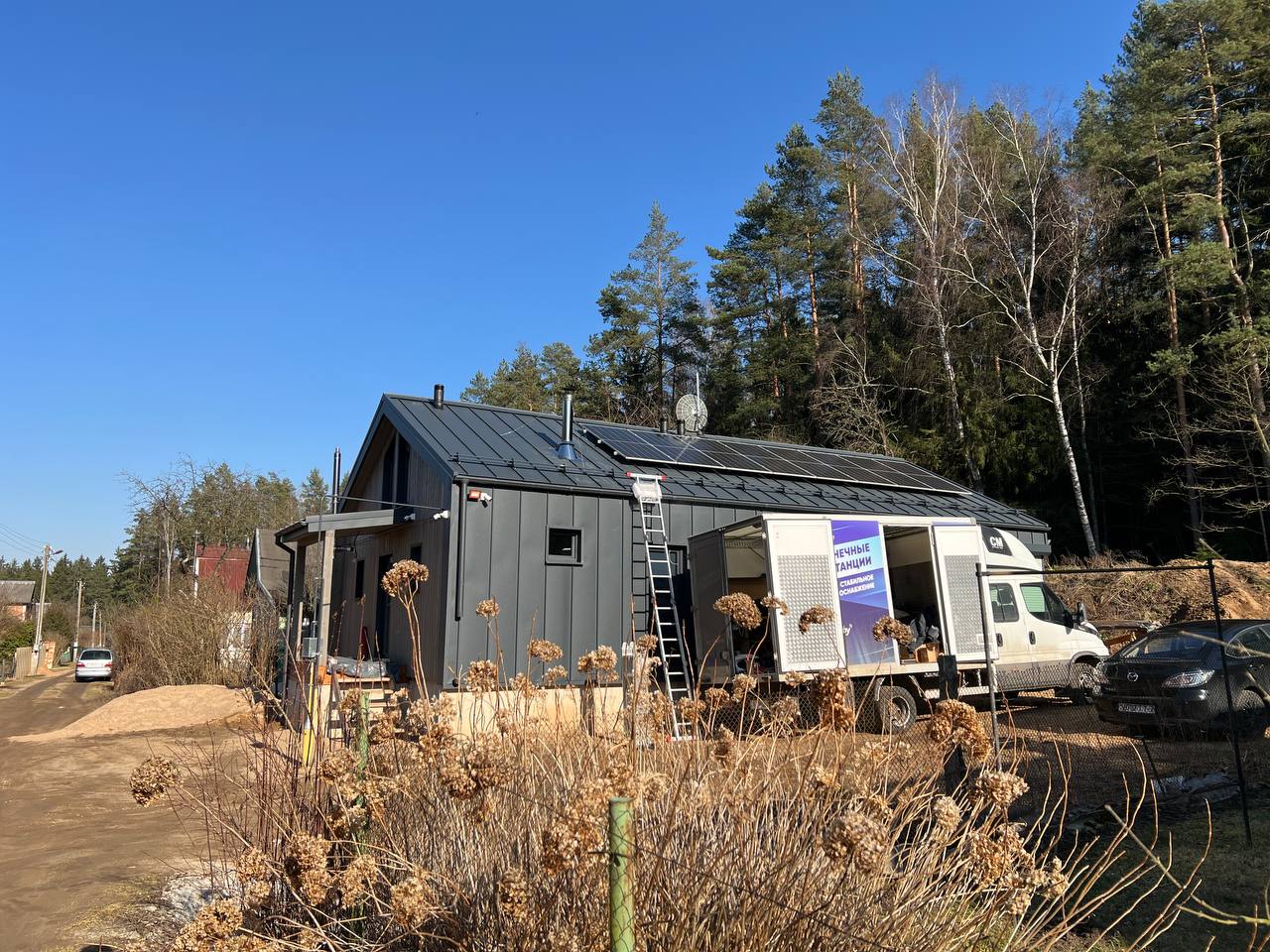 SmartEnergy фургон у барнхауса A-frame с антрацитовой фальцевой кровлей, март 2025