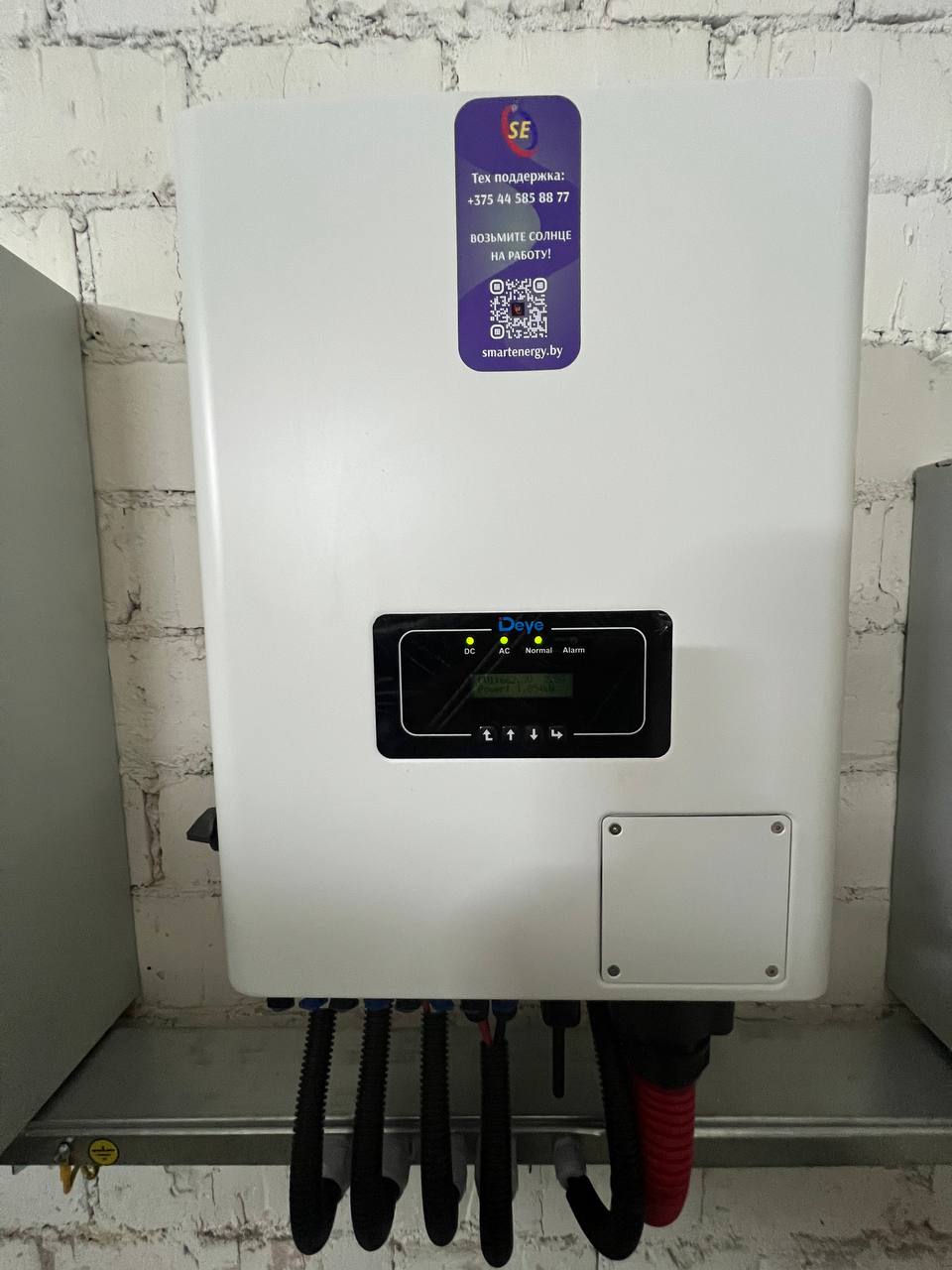 Инвертор Deye SUN-50K-G03 крупным планом с фирменной наклейкой SmartEnergy