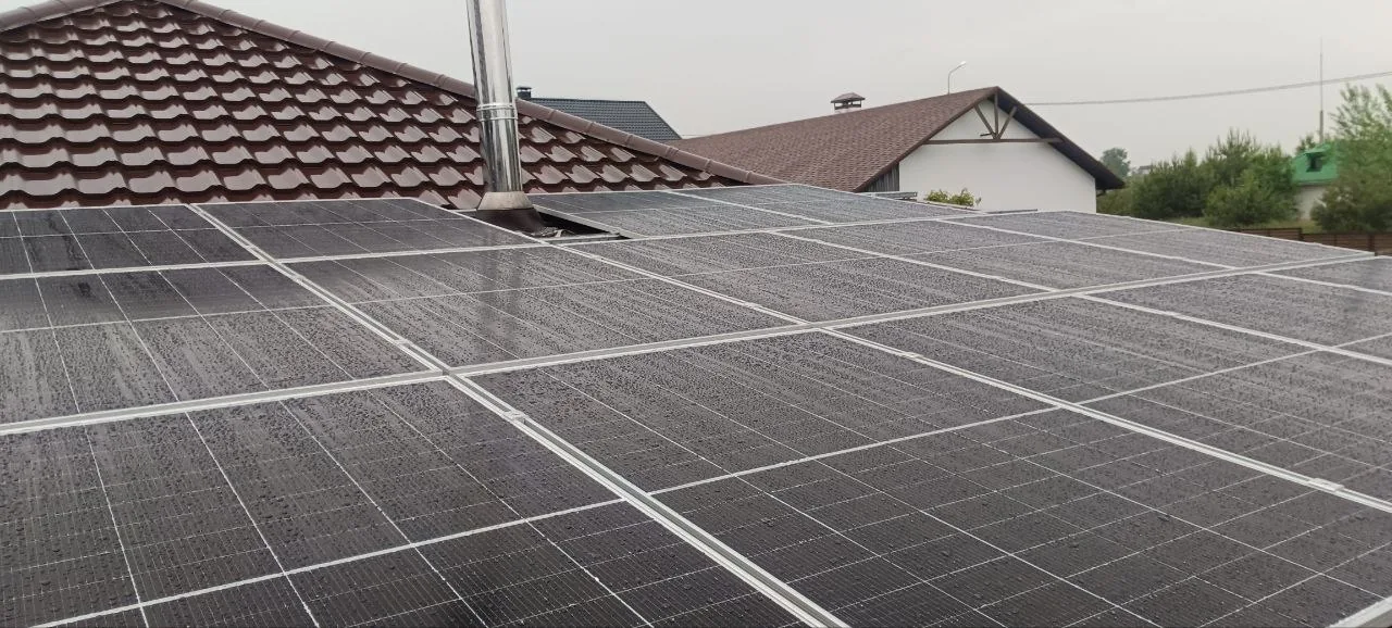 Солнечные панели EGing EG-450 bifacial на черепичной кровле, Гродно