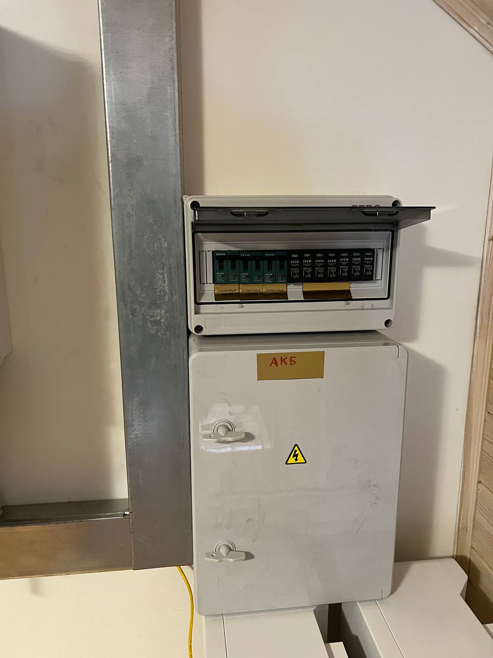 Инвертор Deye SUN-12K-SG04LP3-EU на деревянной стене