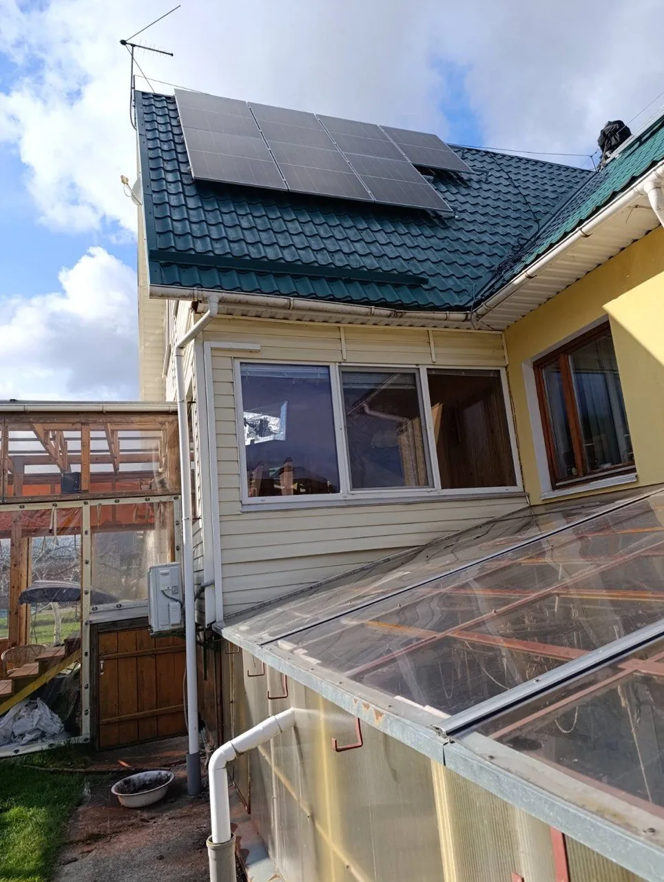 Финальный вид — инвертор Deye SUN-12K с фирменной наклейкой SmartEnergy и LFP-аккумулятором