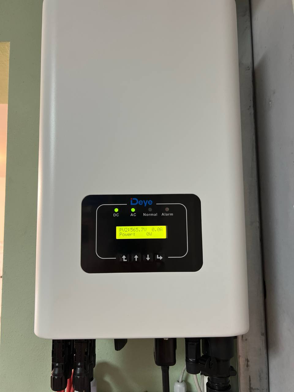 Дисплей инвертора Deye SUN-15K в работе