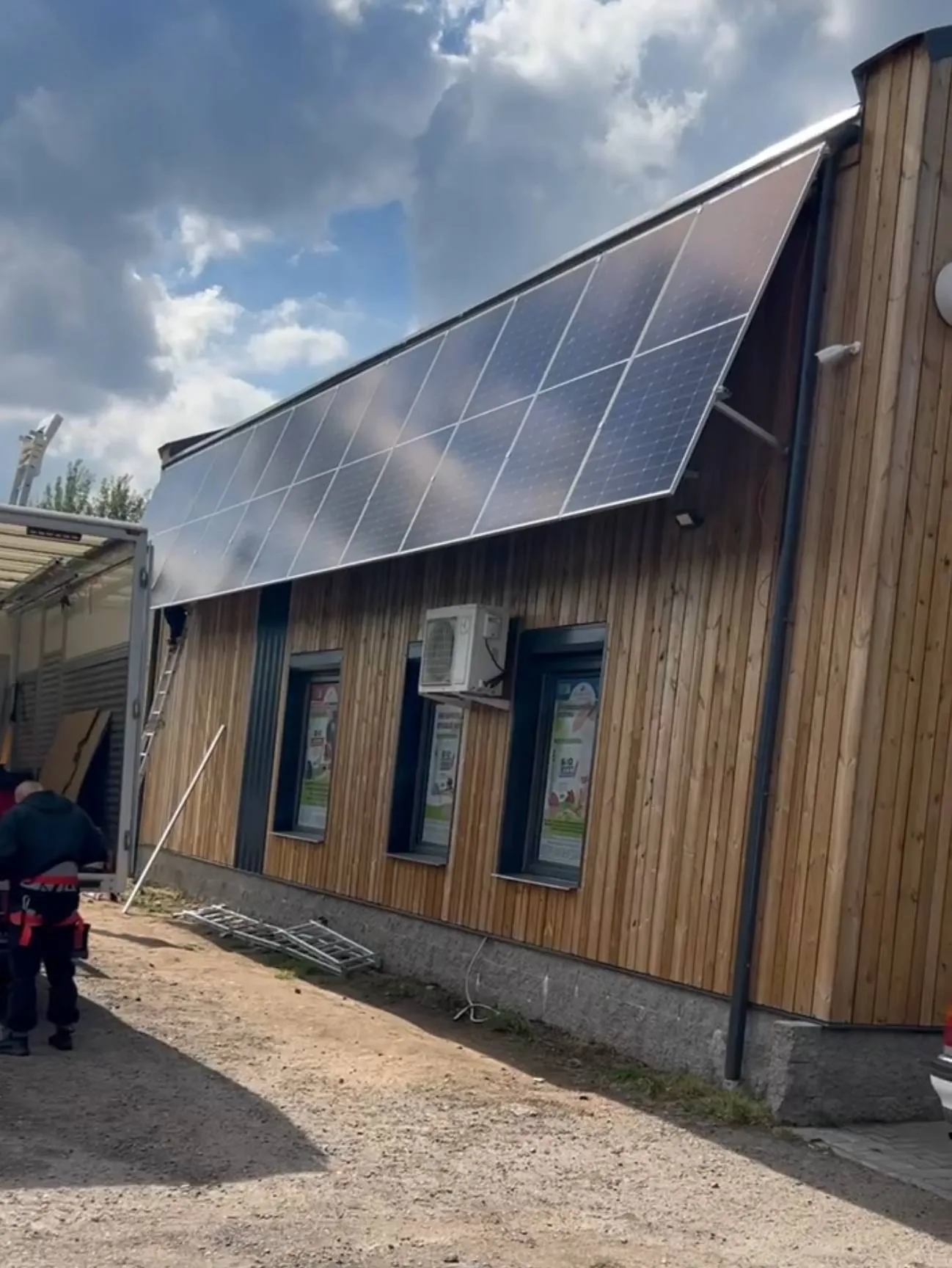 Bifacial-панели на южной стене магазина